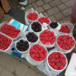 Скільки коштують ягоди на ринку у місті на Волині