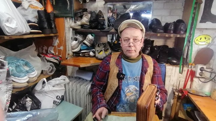 «Я мав померти ще у 2000-х»: історія чоботаря з Луцька, який уже 13 років ремонтує взуття