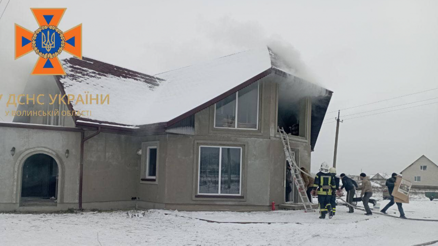 На Волині з палаючого будинку врятували трьох дітей і їх маму