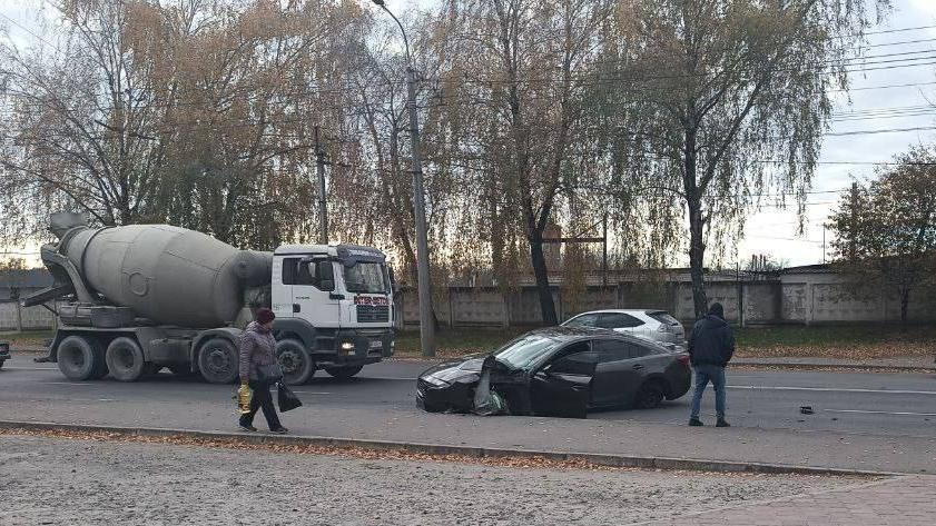 ДТП у Луцьку: на Конякіна зіткнулися дві автівки, у «Мазди» відірвалося колесо