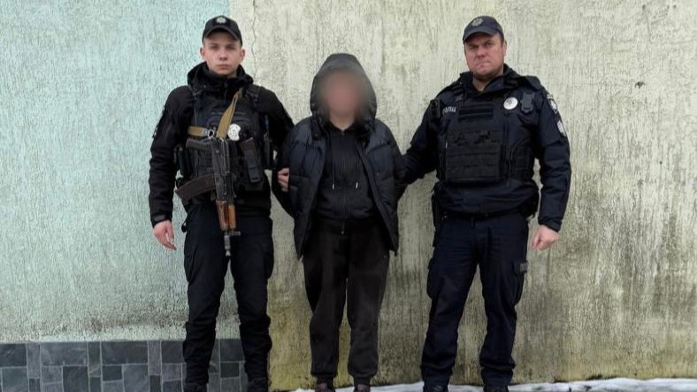 У поліції показали момент, як підозрювана закладала вибухівку у Львові. Відео