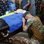 Замість зустрічі — останнє прощання: у Луцькій громаді син із фронту приїхав на похорон батька, який загинув на війні
