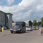 Зі сльозами та квітами: громада на колінах зустріла полеглого Героя Володимира Мельника