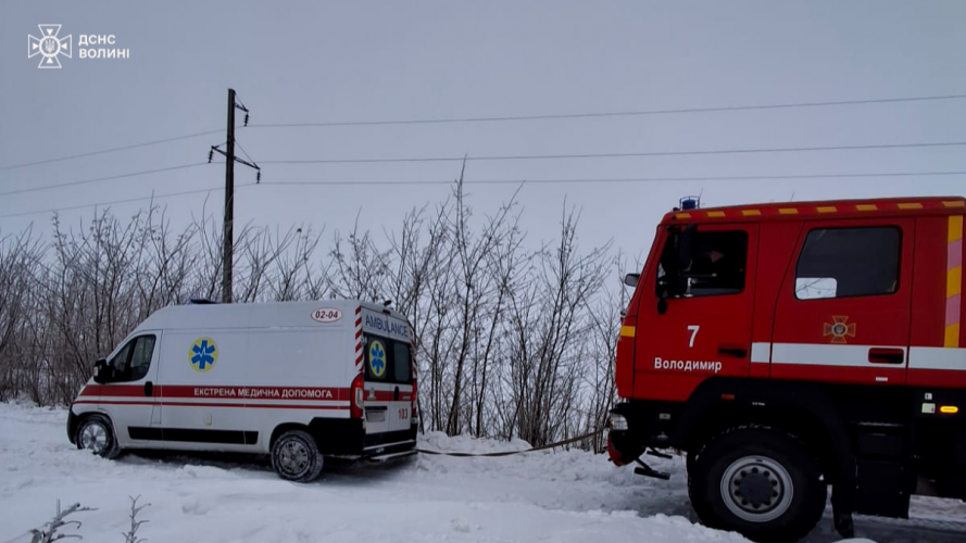 Прямували на виклик: на Волині «швидка» застрягла у снігу