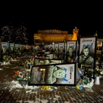 У Рівному жінка повалила портрети загиблих воїнів