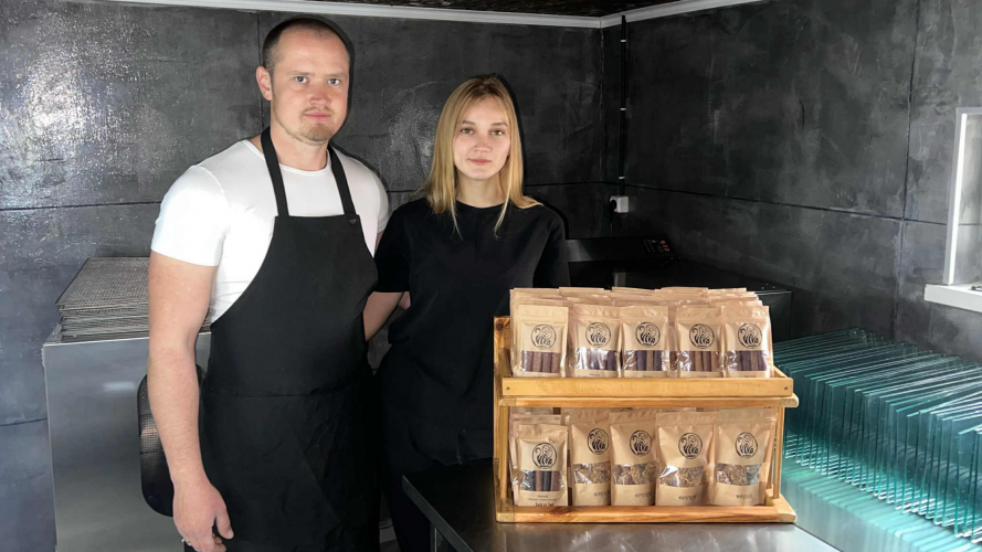 Зі згорілого приміщення до власного цеху: подружжя з Волині виготовляє натуральну пастилу, яку продають у магазинах громади