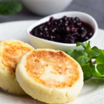 Не розтікаються і не «забиваються»: простий секрет ідеальних сирників без борошна