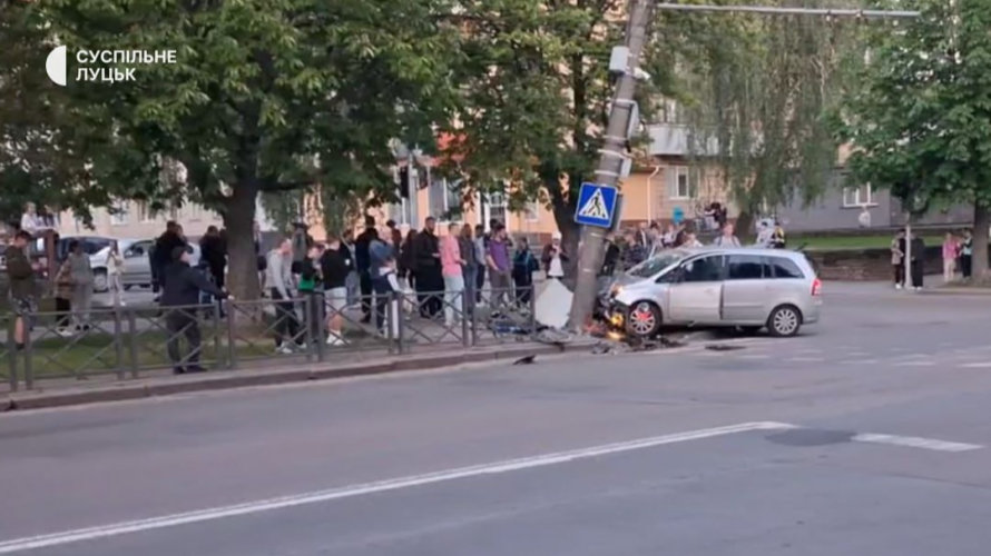 У Луцьку після аварії демонтують пошкоджений стовп: через це змінився маршрут тролейбусів