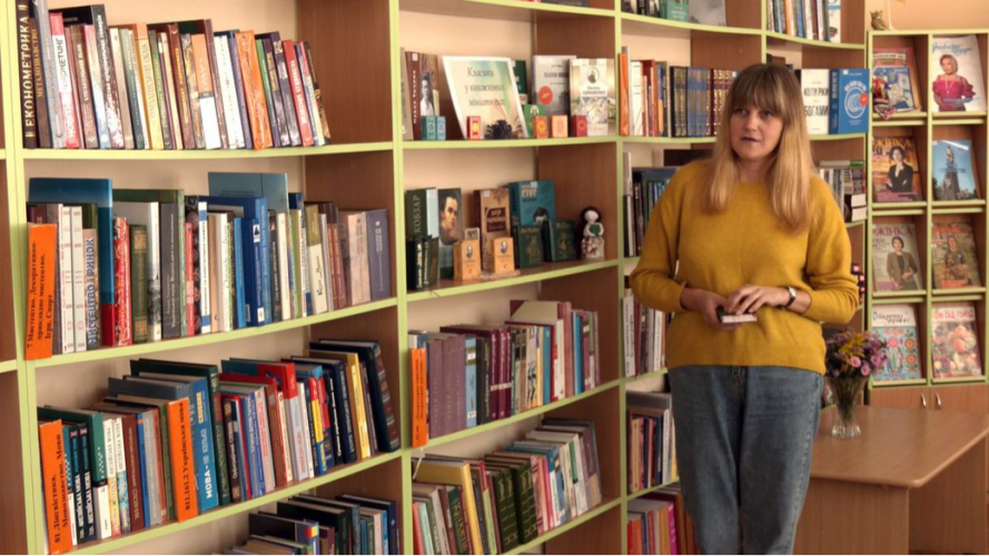 Бібліотекарка з Луцька колекціонує мініатюрні книжки