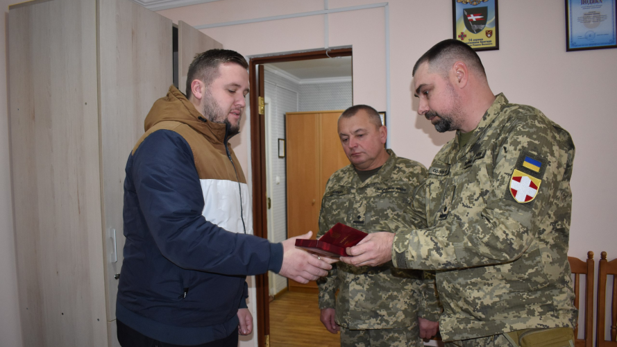 «В одній бронемашині загинуло 4 Героя з Волині»: посмертний орден батька-Героя вручили його сину. Фото