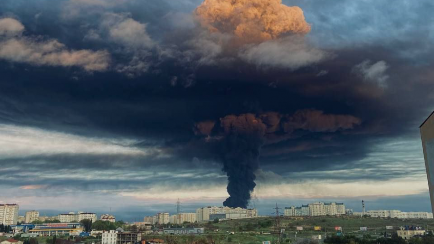 У Севастополі палає нафтобаза, окупанти кажуть про удар БПЛА