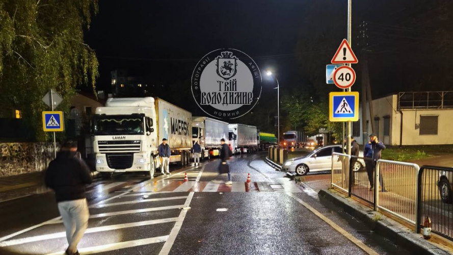 На Волині 19-річний молодик на Range Rover збив двох людей на пішохідному переході