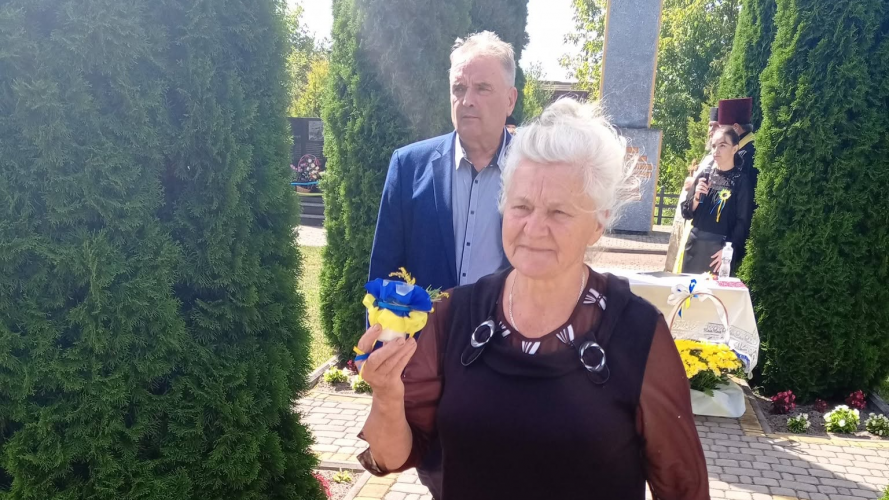 На Волині мати загиблого воїна встановила Хрест материнської любові на Алеї Слави