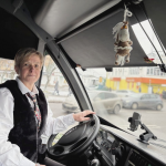 У Володимирі жінка-далекобійниця з 30-річним досвідом стала першою в місті водійкою маршрутки