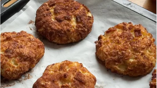 Ніжне яблучне печиво за лічені хвилини: ідеальна зимова випічка до чаю