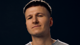 «Нас зігрівають не речі, а люди»: співак з Волині презентував нову пісню