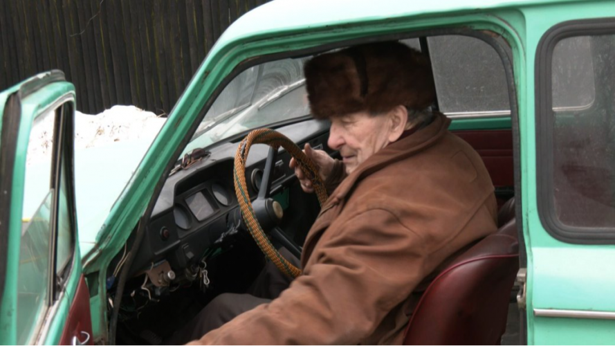 Їздить на «Запорожці», пише вірші й тримає пасіку: історія 85-річного дідуся з Волині