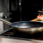 Буде чистішою за нову: як очистити сковорідку від пригорілого жиру без дорогих засобів і виснажливого тертя