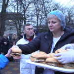 На Волині шведський фуд-блогер приготував підопічним інтернату вагон бургерів. Відео