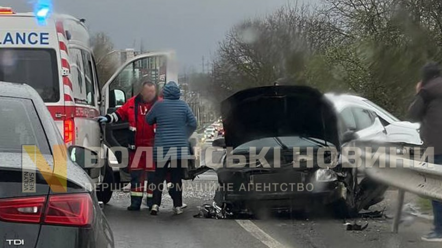 Під Луцьком - жахлива ДТП: від удару в легковика відірвало колесо