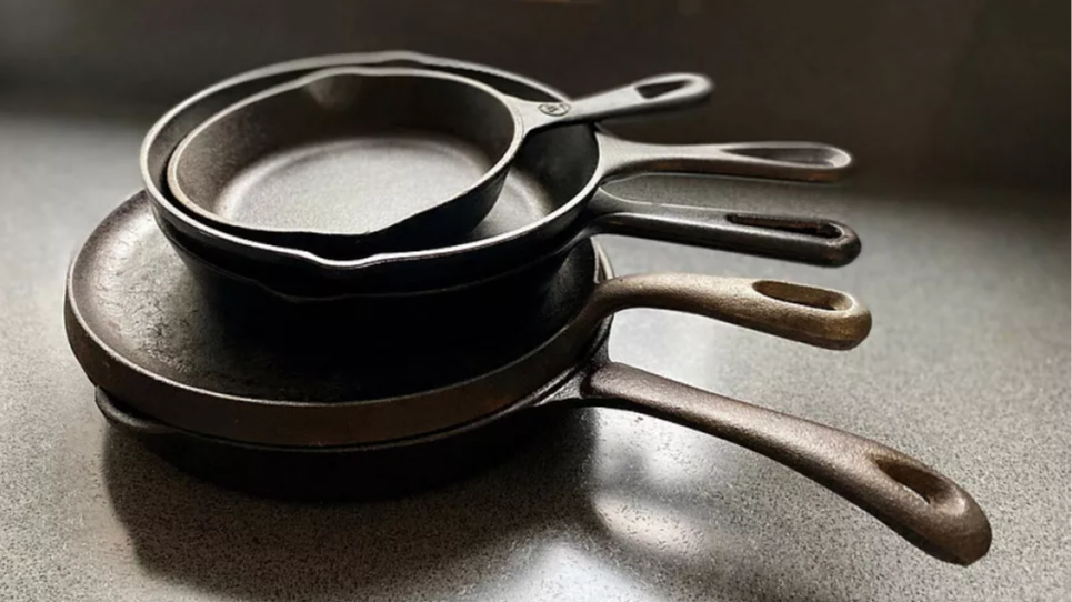Чи можна чистити нагар на сковорідці кисневим порошком: як це зробити, щоб не довелося її викинути