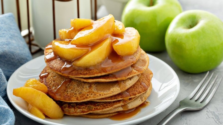Пухкі яблучні панкейки за 10 хвилин: ідеальний осінній сніданок, який підкорює з першого шматочка