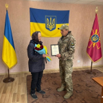 Мамі зниклого безвісти воїна з Волині передали «Золотий хрест» сина