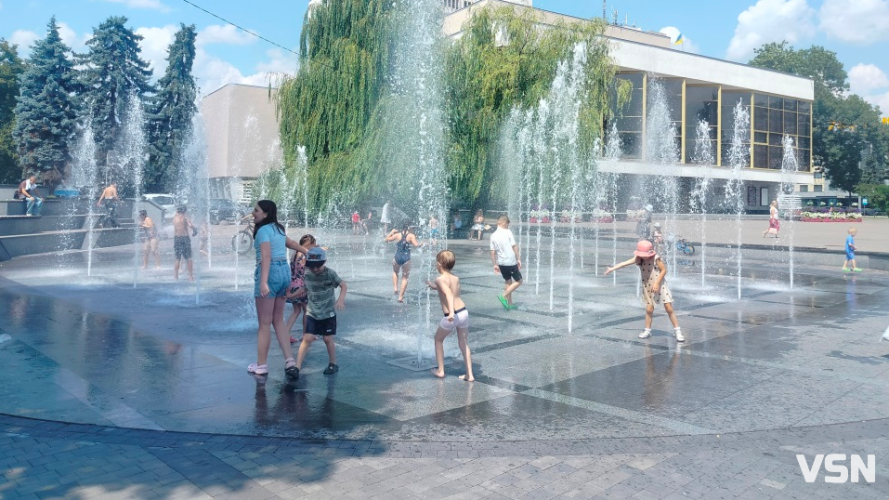 «Вода зовсім не холодна»: як у луцьких фонтанах діти рятуються від спеки