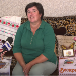 «Ручна робота цінується»: вчителька з Волині вишиває для рідних і на замовлення