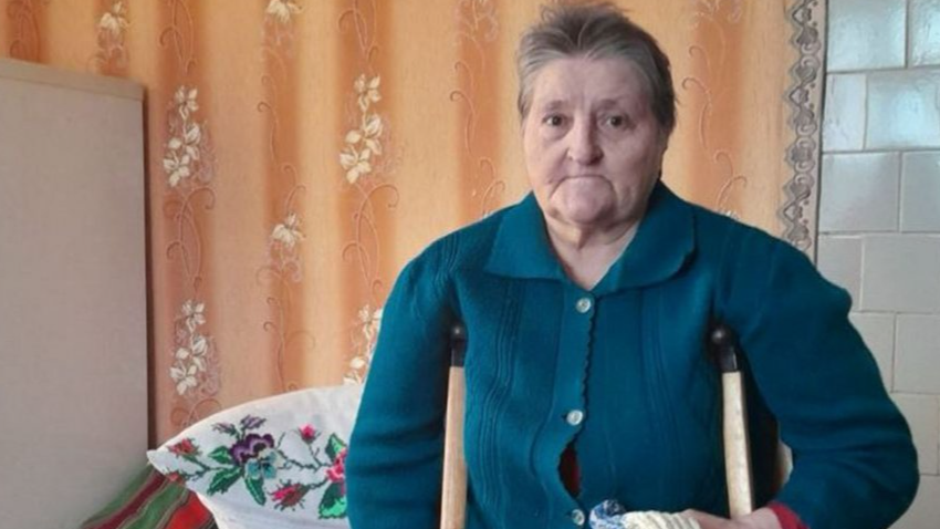 Через хворобу не може сидіти, тому працює лежачи: історія волинянки, яка в’яже шкарпетки для воїнів