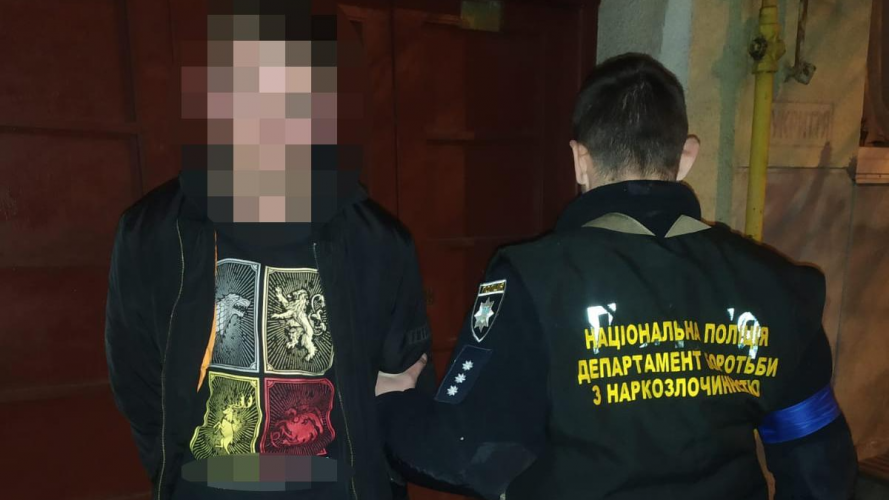 Отримував 30 тисяч «зарплати»: у Луцьку затримали 19-річного «закладчика» наркотиків