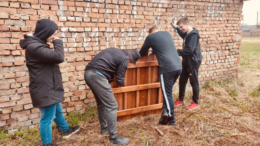 Замість смітника – стенд: молодь прибрала гай поблизу волинського озера