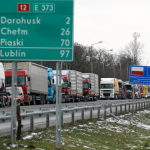 Заблоковані на кордоні із Польщею вантажівки перевозитимуть в Україну залізницею