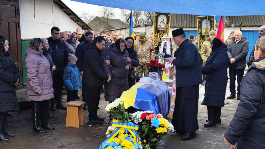 Назавжди додому «на щиті»: на Волині в останню дорогу провели полеглого солдата Сергія Жданя