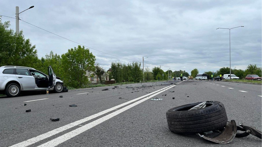 У пасажира – переломи кісток: на Волині п'яний водій в’їхав в електроопору