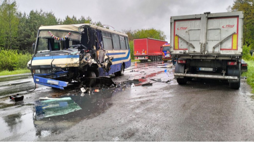Аварія за участі маршрутки і вантажівки у Луцькому районі: у якому стані госпіталізували постраждалих