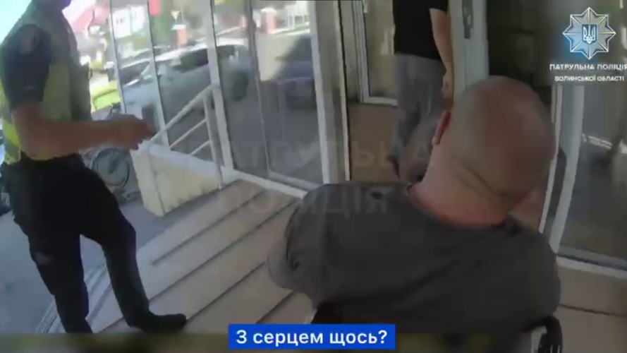 Секунди вирішували все: волинські патрульні супроводили авто з чоловіком, у якого стався серцевий напад