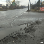 «Доводиться перестрибувати глибокі ями»: лучани скаржаться на тротуари вулиці Дубнівської