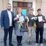 «Хрест Доблесті» та «Комбатантський хрест»: родинам двох воїнів із Волині передали посмертні нагороди