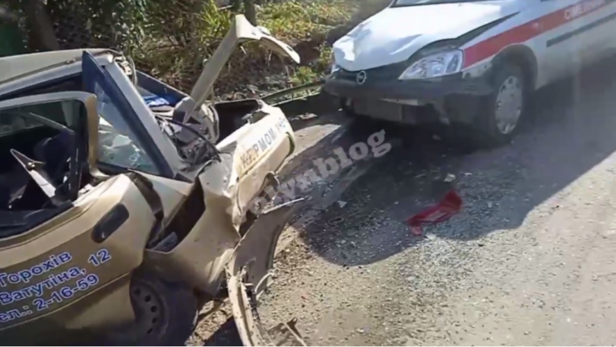 У Луцькому районі авто сімейної медицини в'їхало в учбову машину. Відео