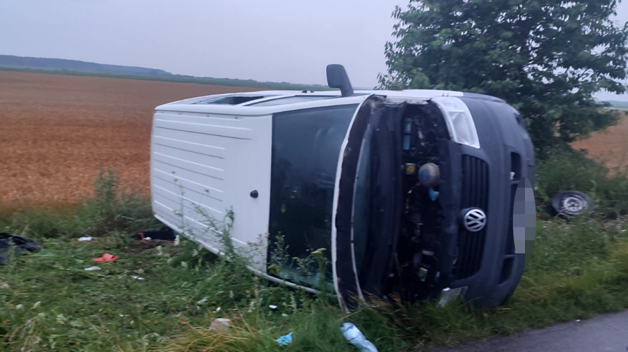 Від удару перекинувся бус: у ДТП на Волині постраждали двоє львів'ян