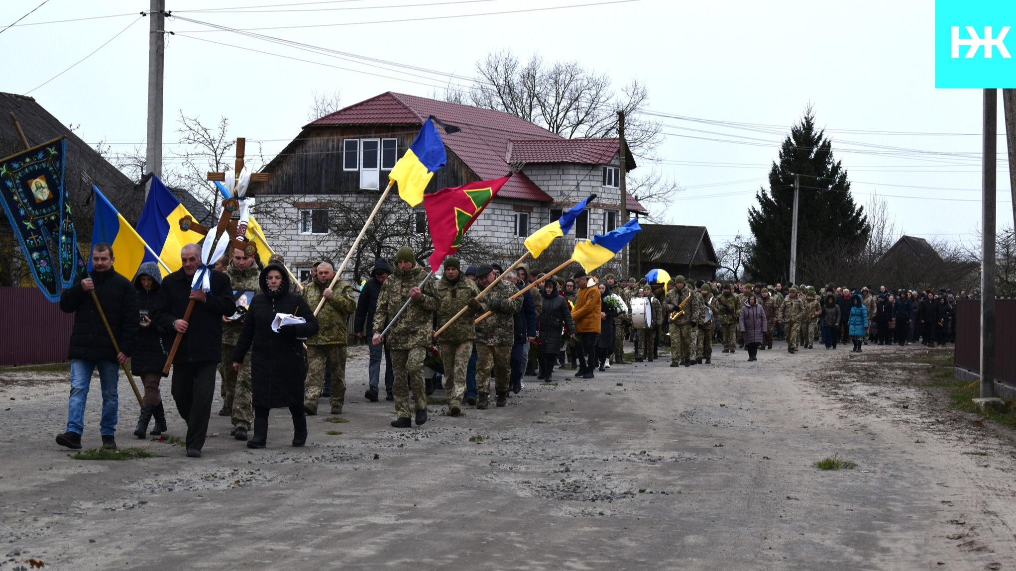 Сумне новоріччя: усе село на Волині зійшлося провести Героя Володимира Кушнерика