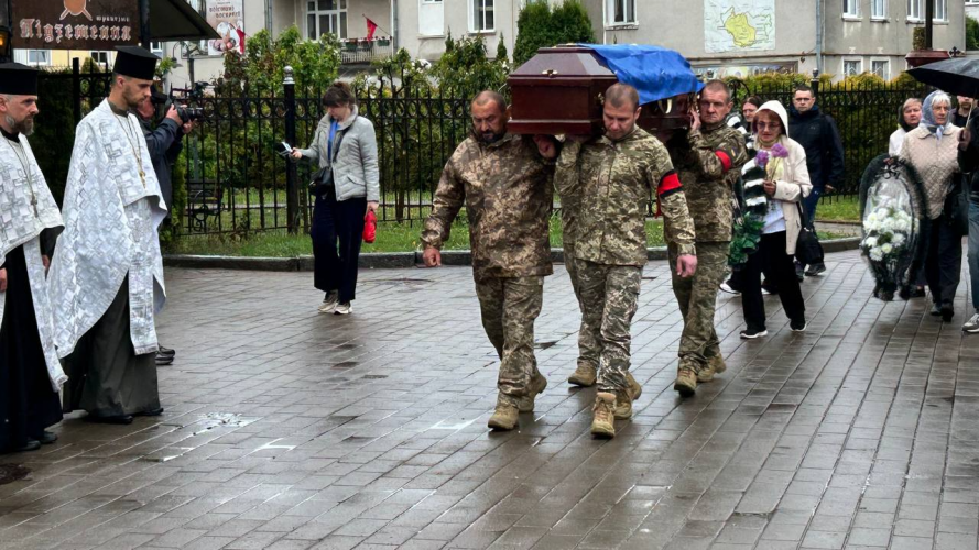 На Волині в останню дорогу провели 44-річного Героя Андрія Васюру