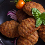 Волинські мазурики — соковиті котлети з начинкою, які закохують з першого шматочка