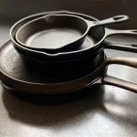 Чи можна чистити нагар на сковорідці кисневим порошком: як це зробити, щоб не довелося її викинути