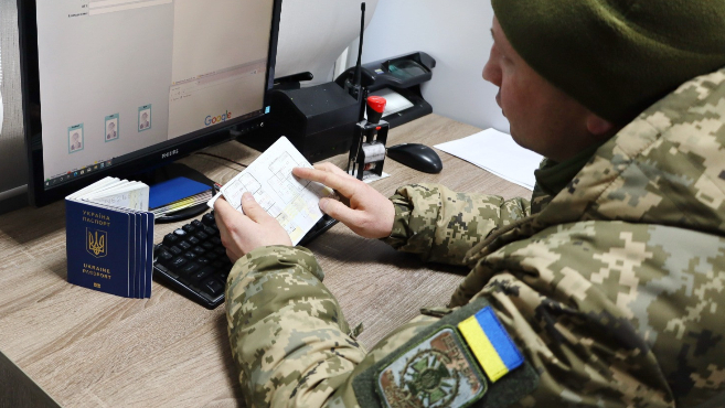 На Волині прикордонник за 10 000 доларів незаконно переправляв чоловіків через кордон: як його покарали