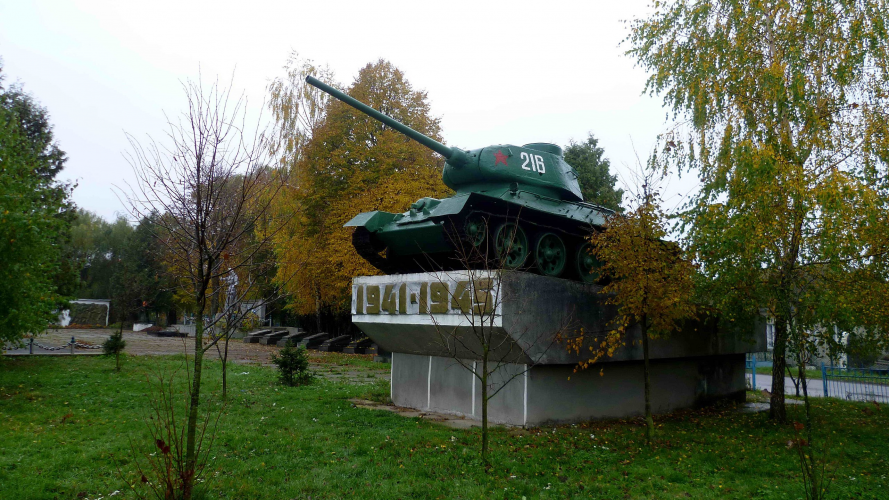 Боєць волинської бригади вимагає знести радянський танк у Іваничах