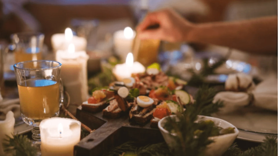 Смакуватиме краще за будь-який ресторанний стіл: які закуски приготувати на Новий рік