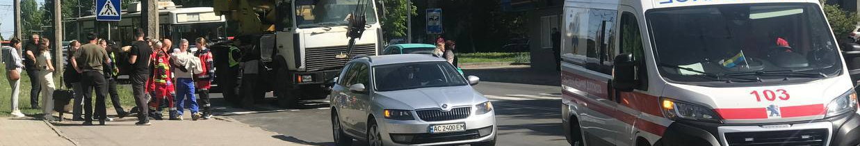 У Луцьку автокран збив маму з немовлям