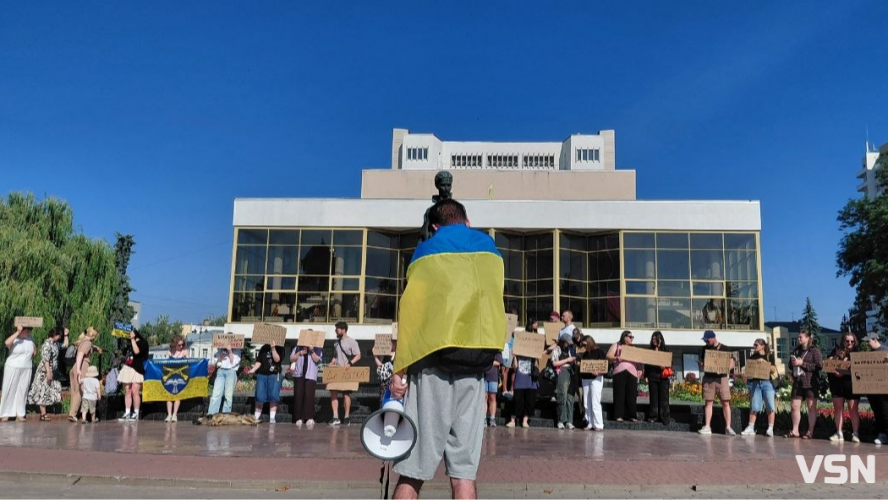 «Народ за Федорова!»: у Луцьку відбулася акція проти звільнення міністра оборони